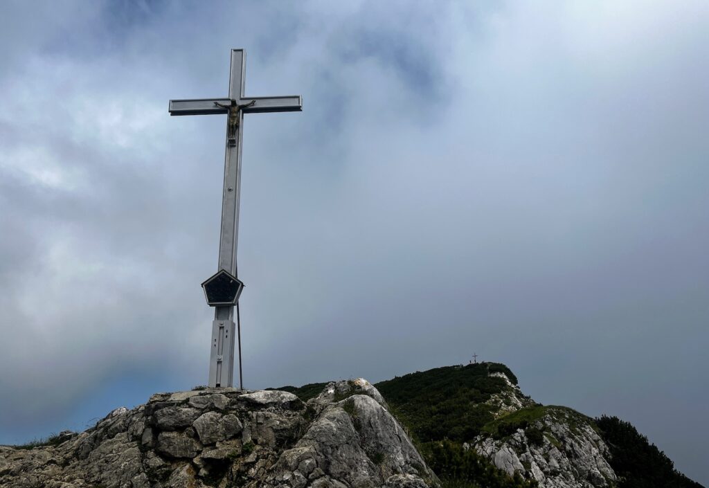 Gipfelkreuz am Zenokopf, im Hintergrund der Zwiesel